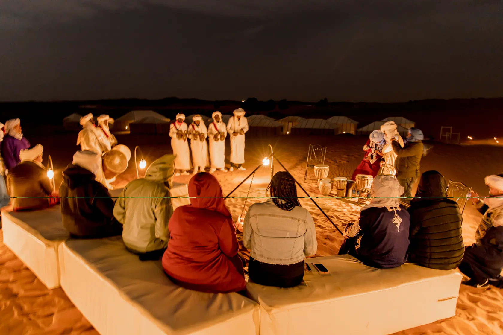 Campamento nómada de noche en el desierto