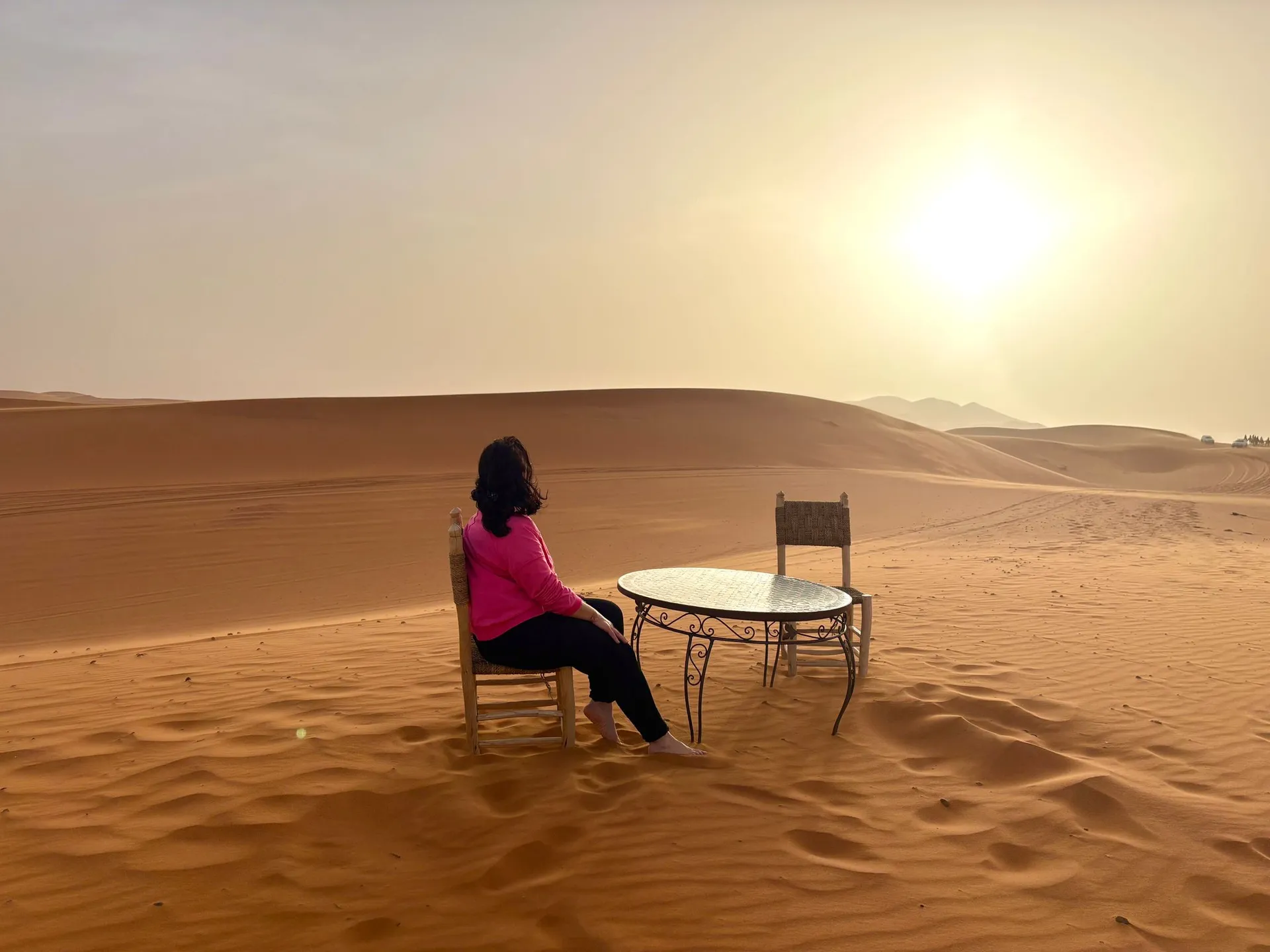 Té en el desierto al atardecer