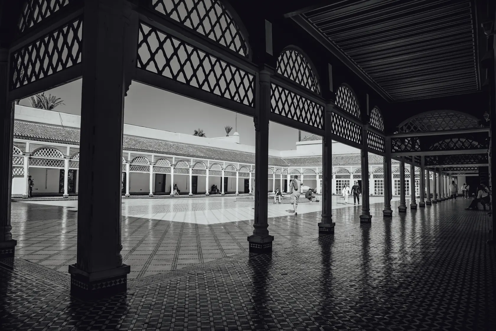Galería de columnas de un palacio de Marrakech